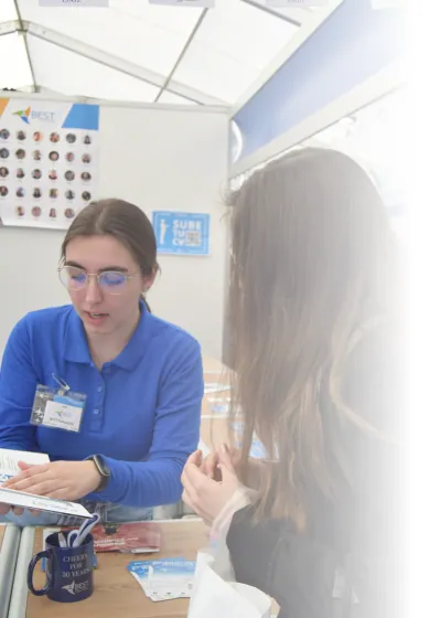 Participantes conversando en una actividad de FiBEST
