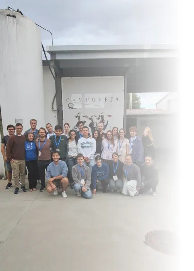 Grupo de participantes de un curso BEST durante una visita