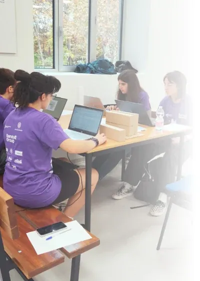 Participantes trabajando en equipo durante una competición de SiB