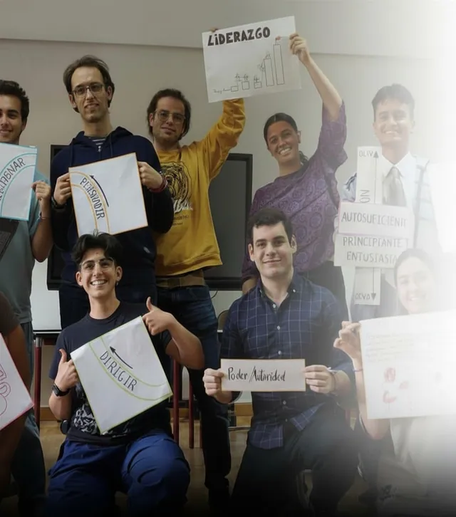 Grupo de participantes con carteles en una actividad de BEST Days
