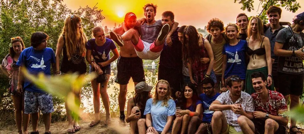 Un grupo de participantes de BEST compartiendo un momento al aire libre